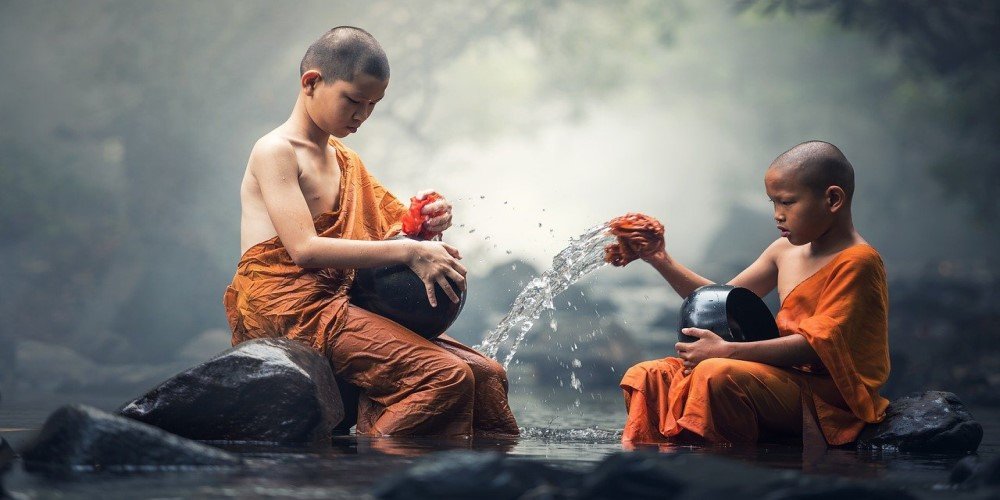 buddhis child monks doing dishes in river when to meditate