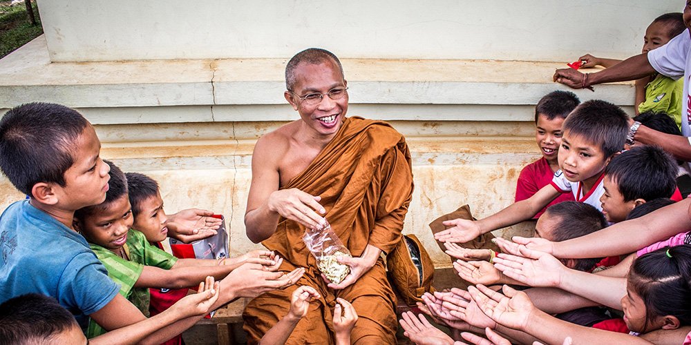 how do buddhist monks eat