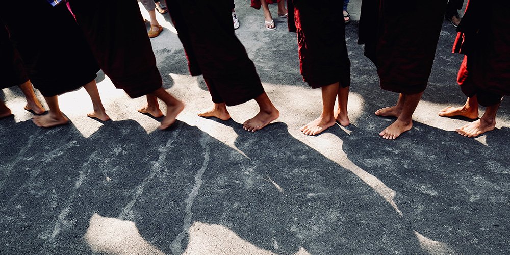 how do buddhist monks eat