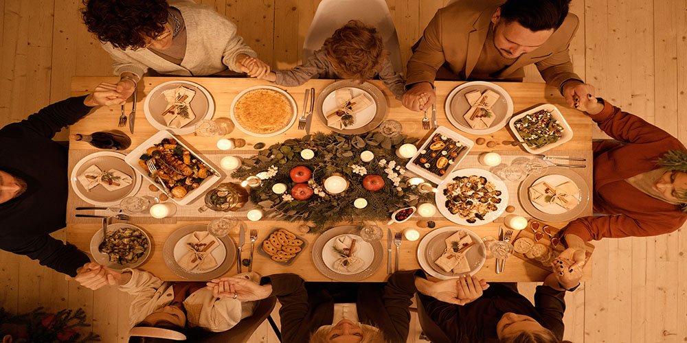 mindful-during-the-christmas-holidays family dinner
