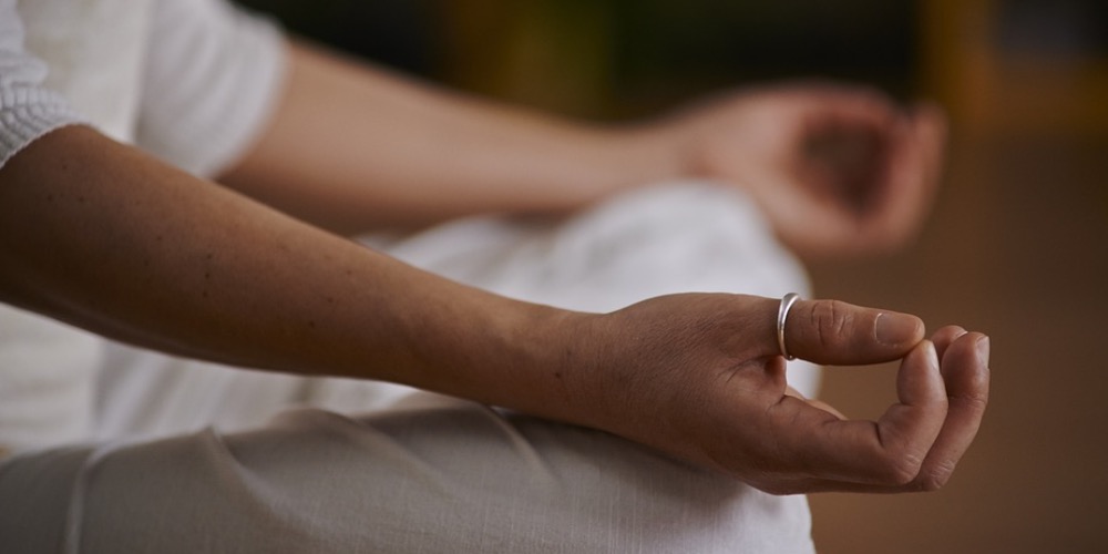 Miért fontos a kéztartás a jógában?