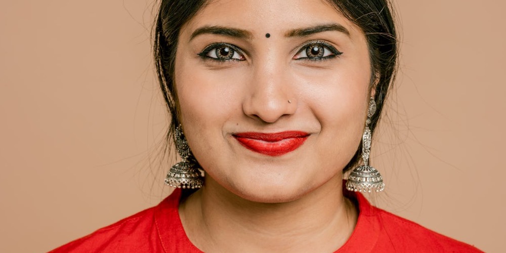 Pötty az indiai nők homlokán: A Bindi